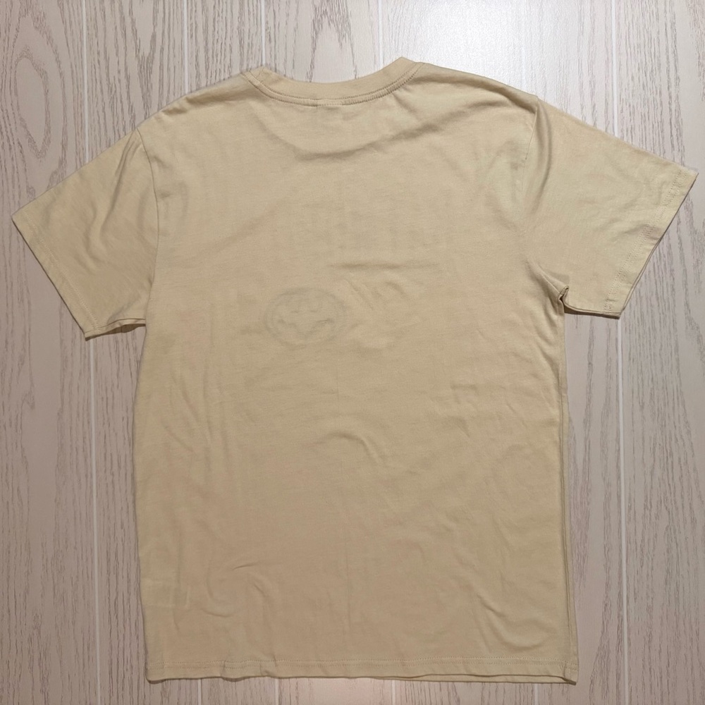 Batman 1989 Batmobile Graphic Tee Mens Medium Beige DC Comics Movie NWOT - Picture 6 of 6